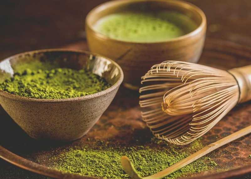 Poudre de Matcha et fouet de la société japonaise de thé vert